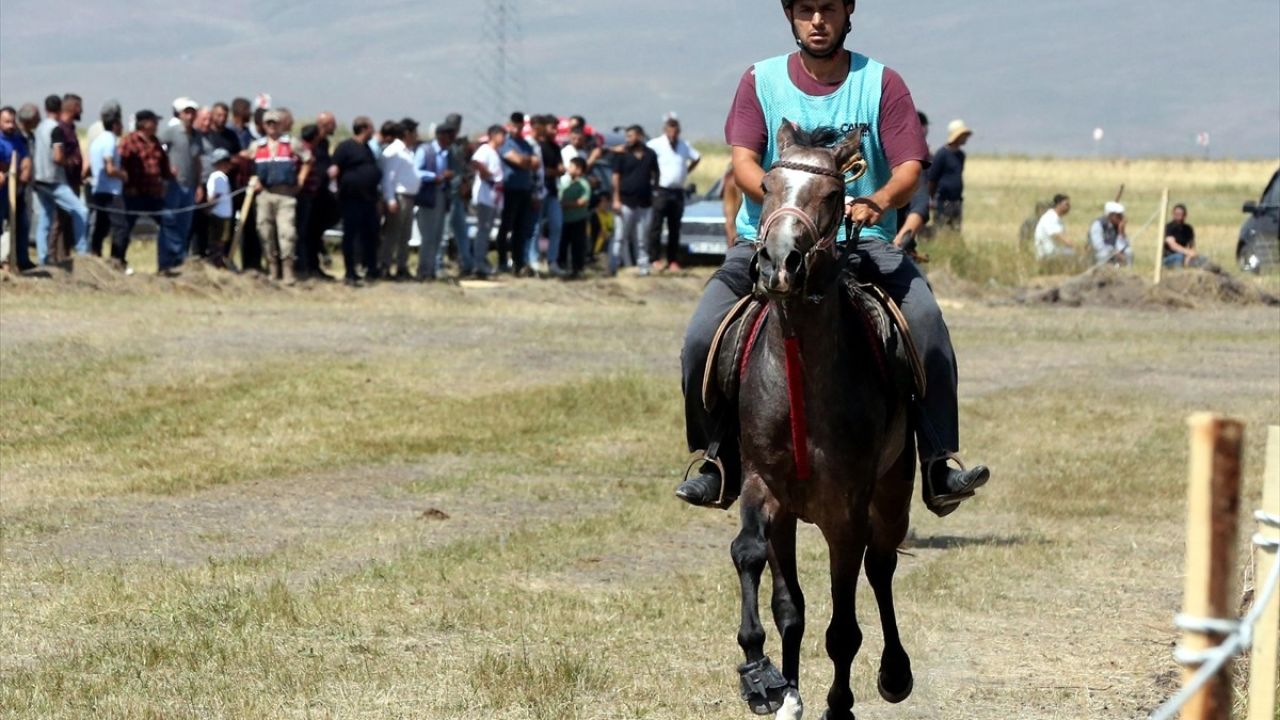 Rahvan At Yarışları ve Doğu Anadolu Şampiyonası Yağmura Takıldı