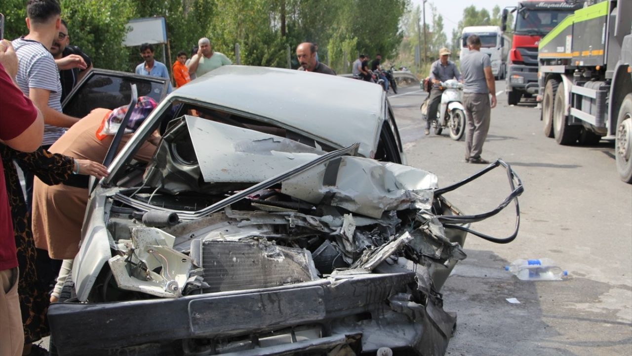 Iğdır'da Otomobil ile İş Makinesi Çarpıştı: İki Yaralı