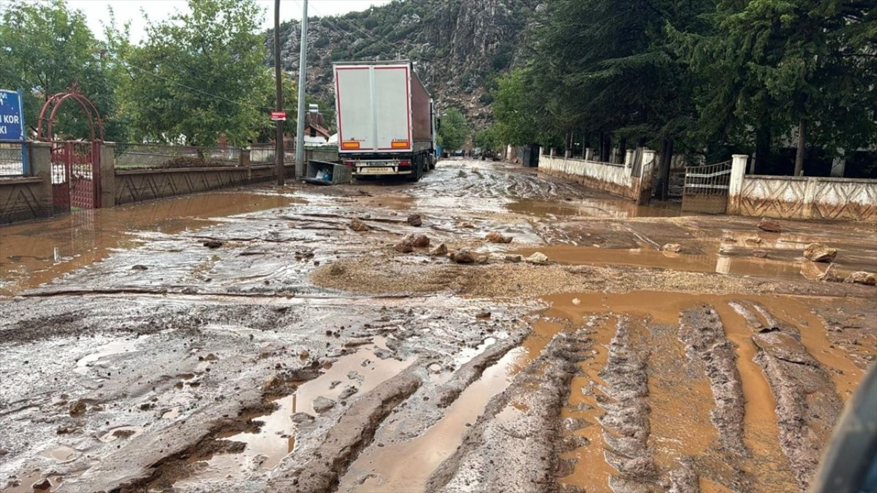 Elmalı'da Sağanak Yağış Hayatı Olumsuz Etkiledi