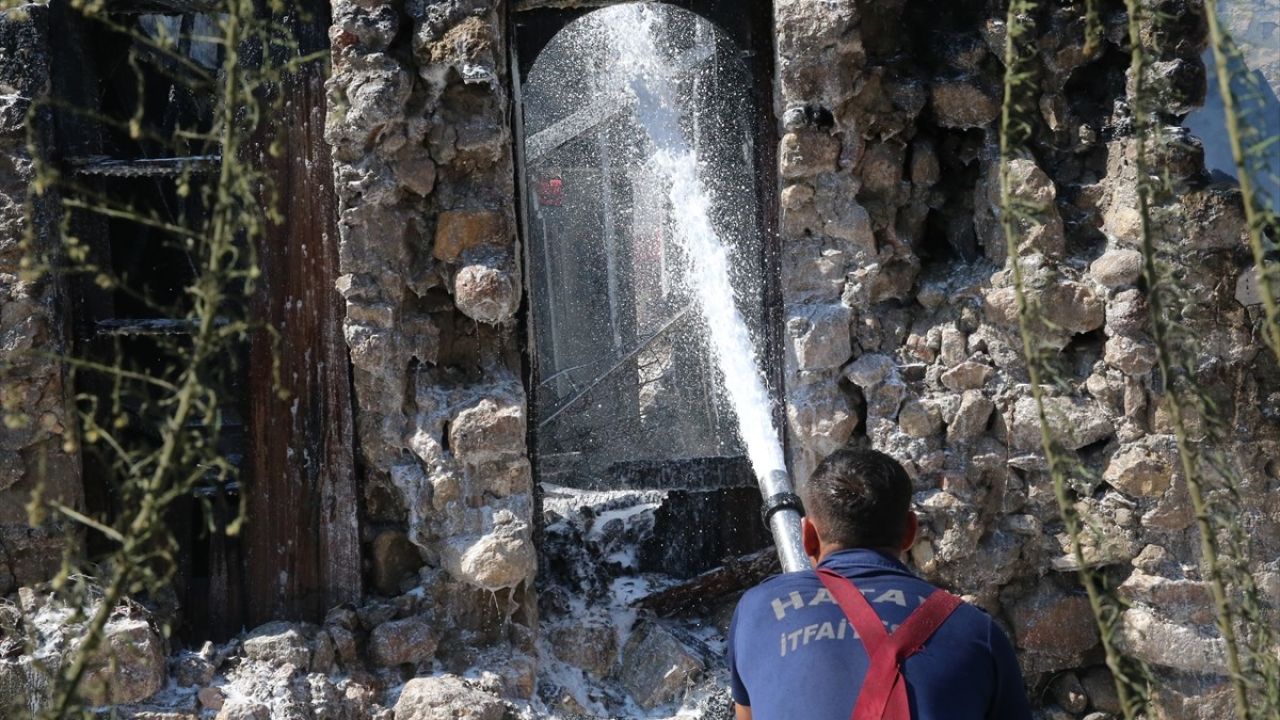 Antakya'da Boş Binada Yangın Söndürüldü