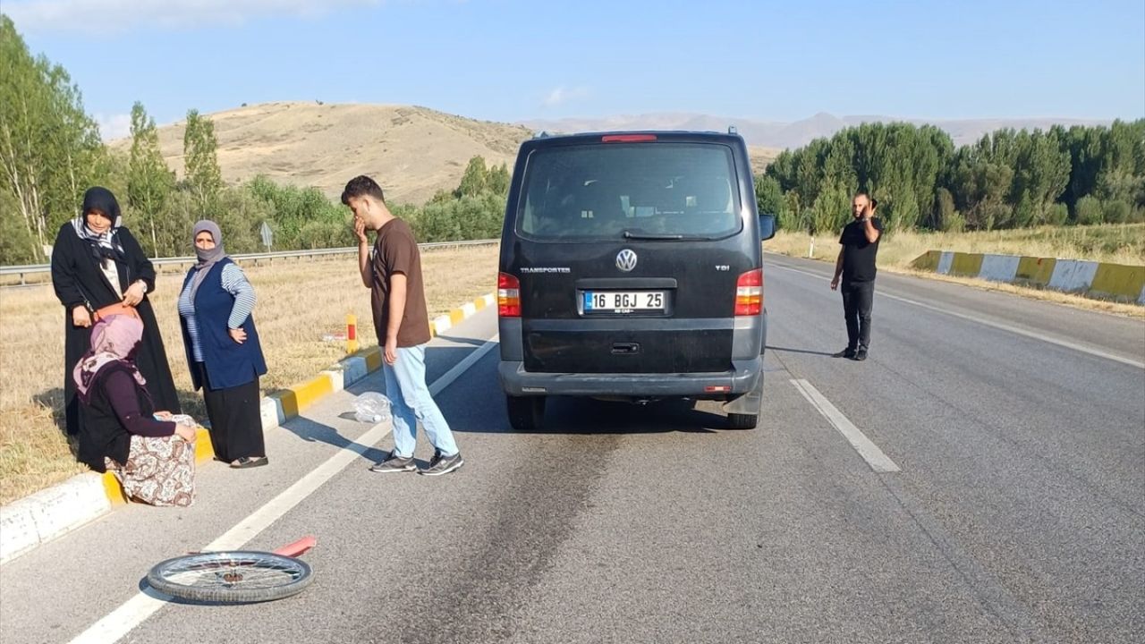 Erzincan'da Minibüs Kazasında 76 Yaşındaki Bisiklet Sürücüsü Hayatını Kaybetti