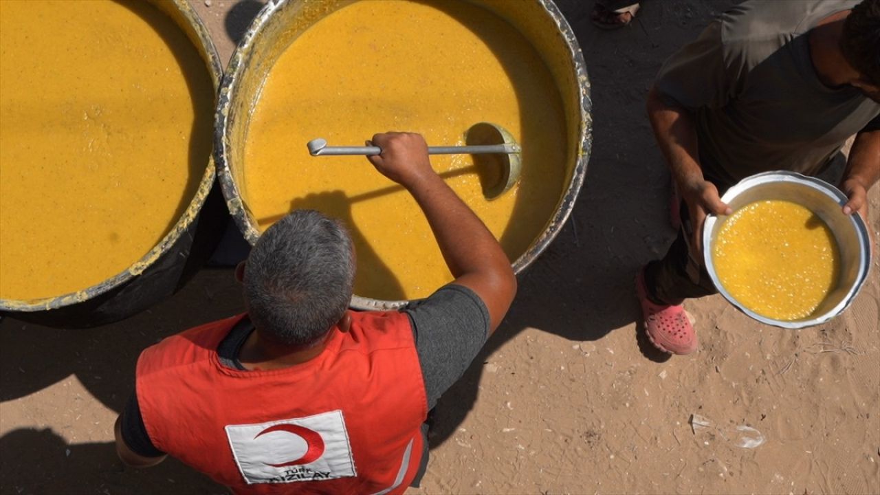 KADEM Gazze'de Sıcak Yemek Dağıtımına Destek Oluyor