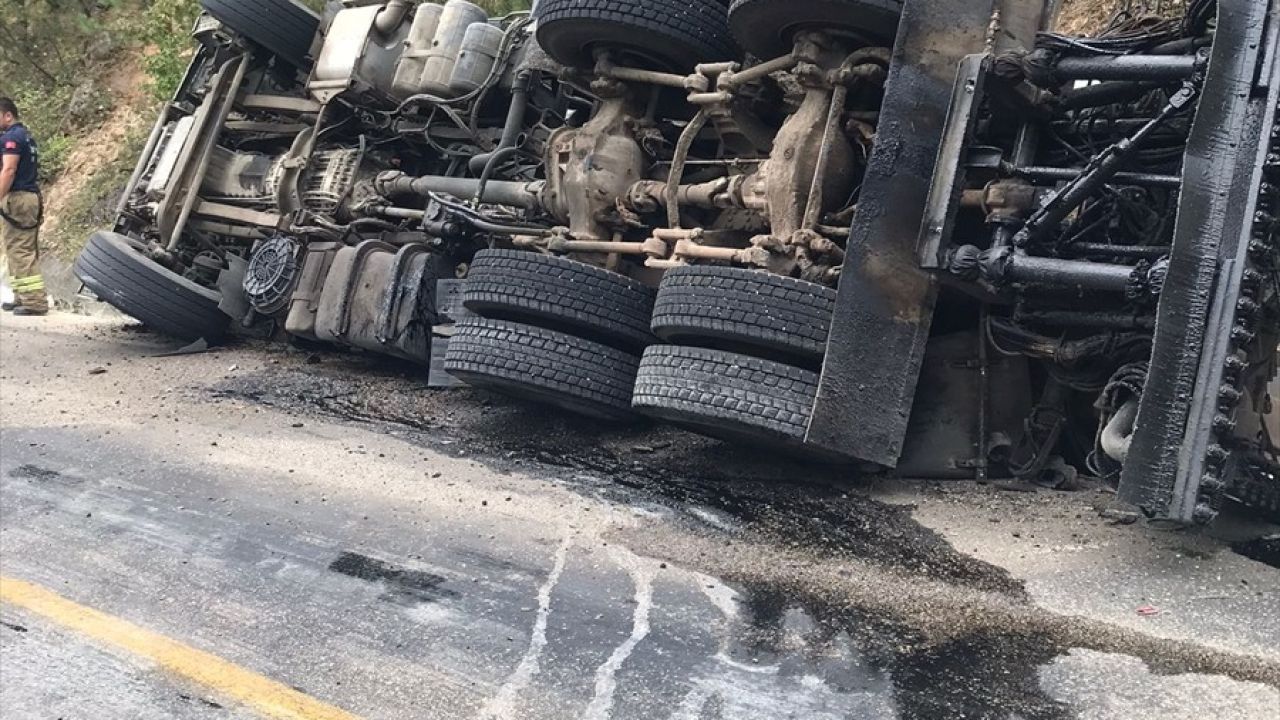 Karabük'te Zift Yüklü Kamyon Su Kanalına Devrildi