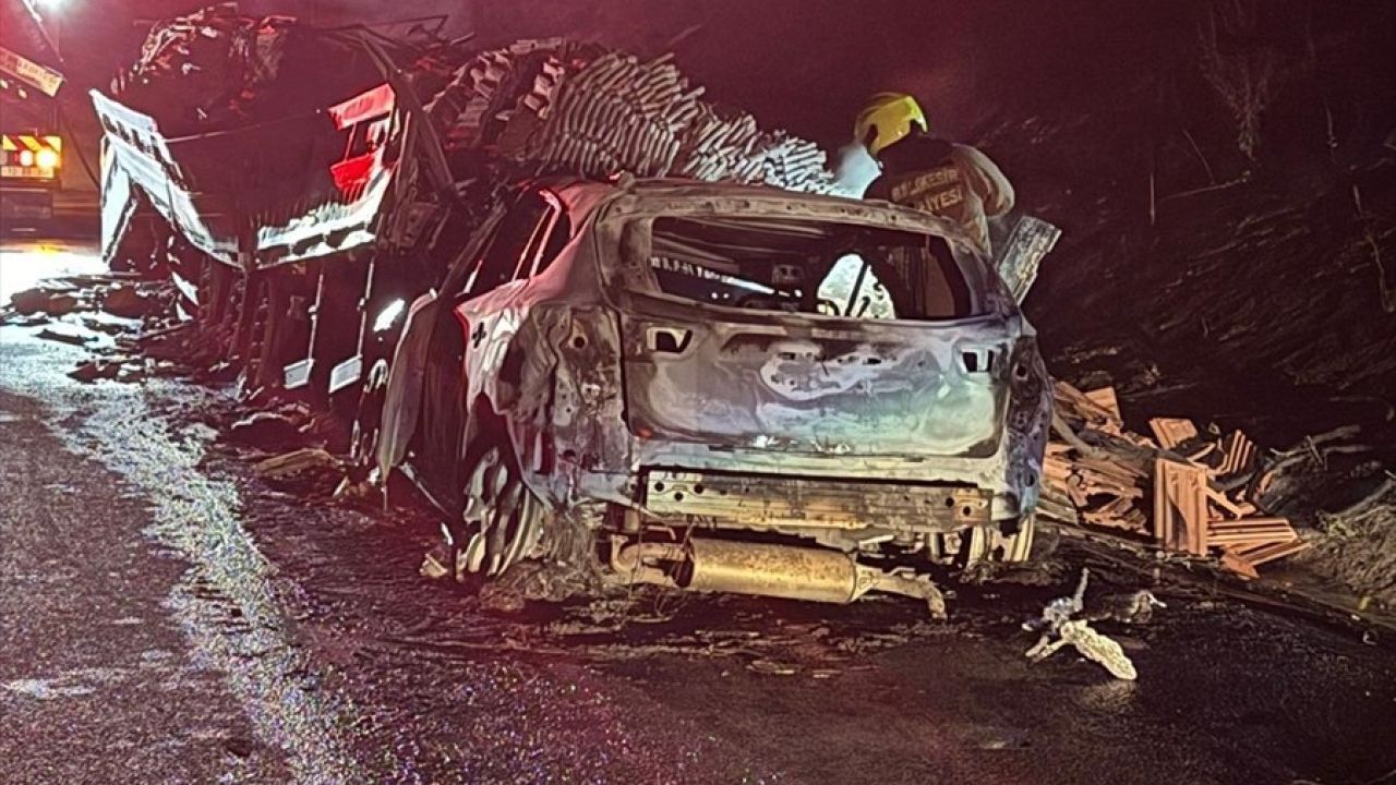 Balıkesir'de Otomobilin Tıra Çarpması Sonucu Yangın Çıktı