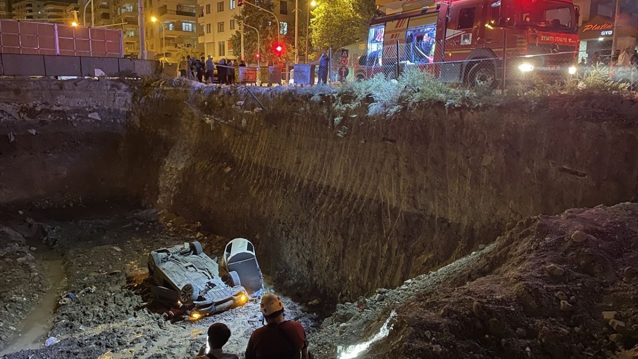 Şanlıurfa'da İnşaat Temeline Düşen Araçta 3 Kişi Yaralandı