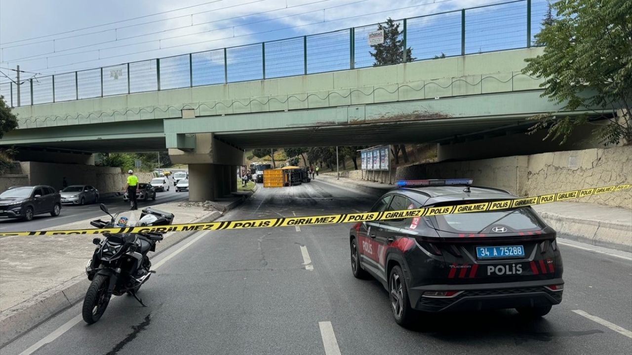 Bakırköy'de Üst Geçide Çarpan Tır Devrildi