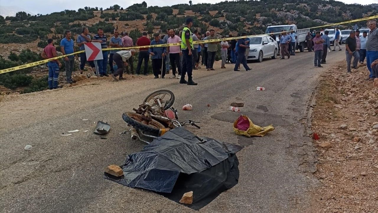 Antalya'da Motosiklet ve Kamyonet Çarpıştı: Bir Kişi Hayatını Kaybetti