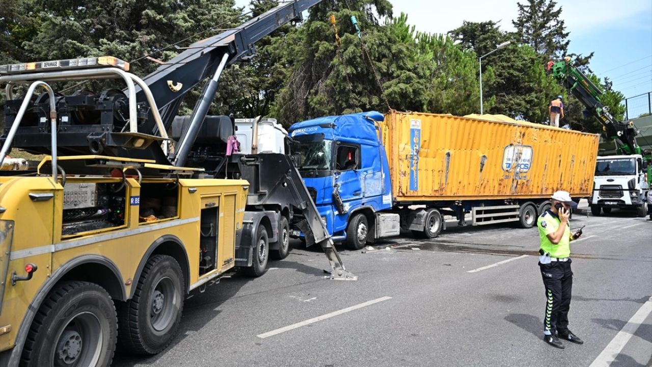 Bakırköy'de Tırın Üst Geçide Çarpması Sonucu 6 Yaralı