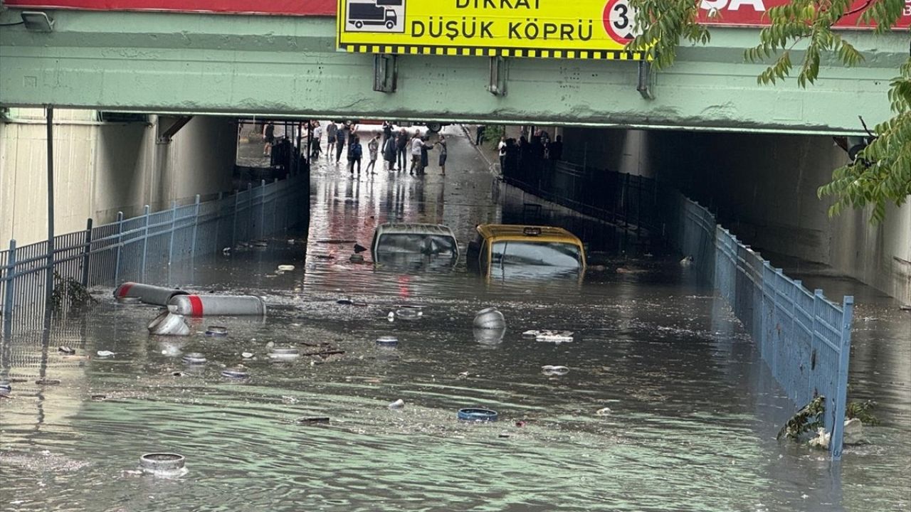 İstanbul'da Sağanak Yağış Zorluklar Yarattı