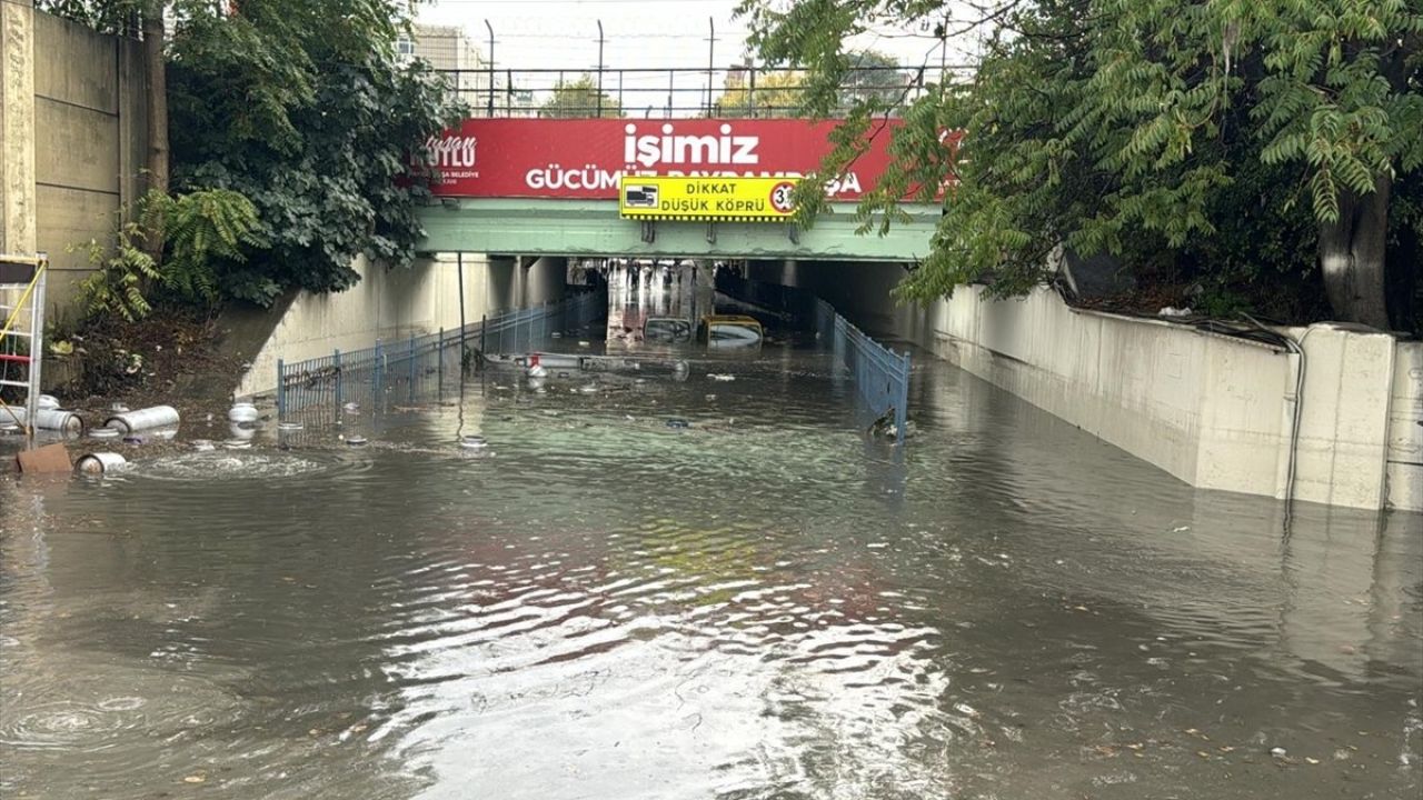 İstanbul'da Sağanak Yağış Hayatı Olumsuz Etkiliyor