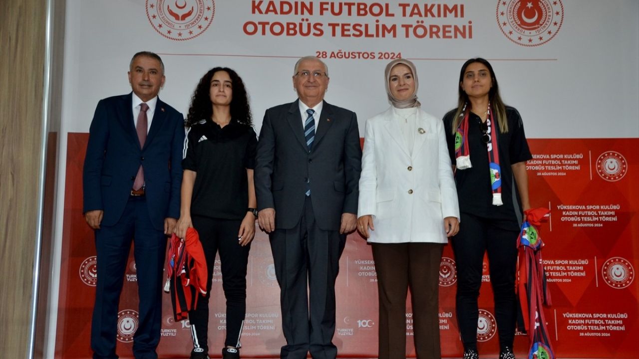 Hakkari'de Kadın Futbol Takımına Otobüs Teslimi