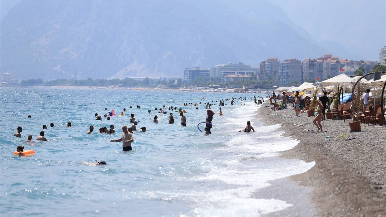 Antalya Plajlarında Yaz Yoğunluğu: Sıcak Hava ve Nem