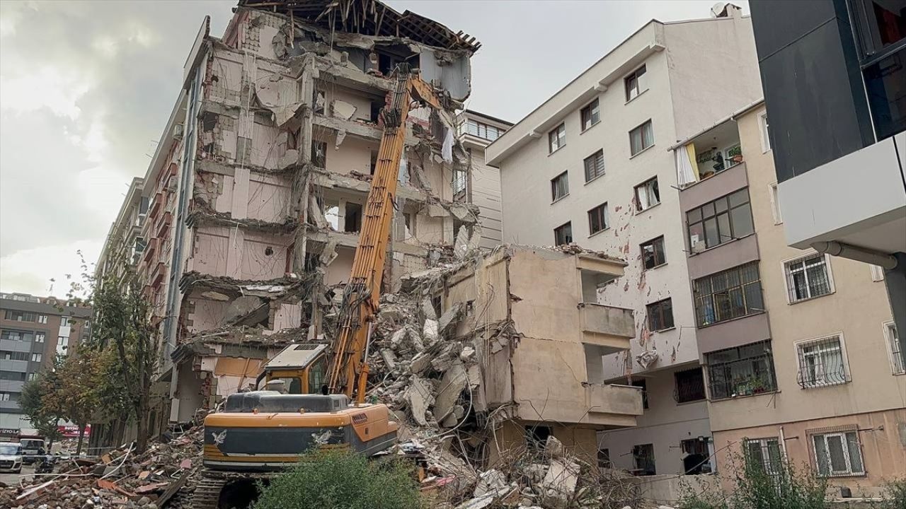 Bahçelievler'de Yıkım Sonrası Molozlar Apartmanı Vurdu