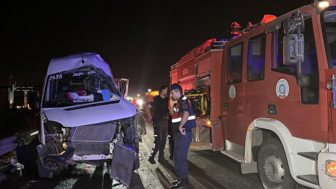 Antalya'da Tır ile Minibüs Çarpıştı, Sürücü Yaralandı