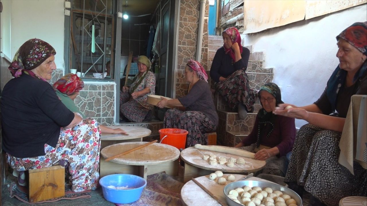 Gümüşhane'de Kadınların Kış Hazırlığı İmece Usulü Devam Ediyor