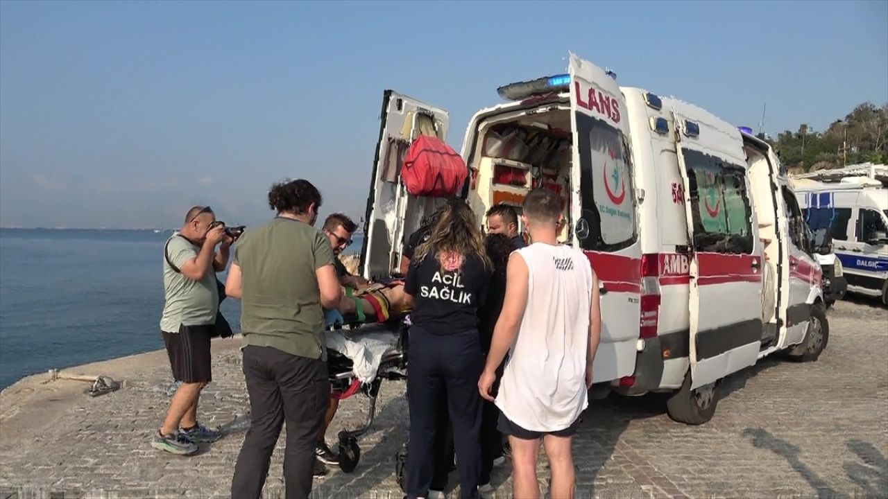 Antalya'da Falezlerden Düşen Kadın Deniz Polisi Tarafından Kurtarıldı