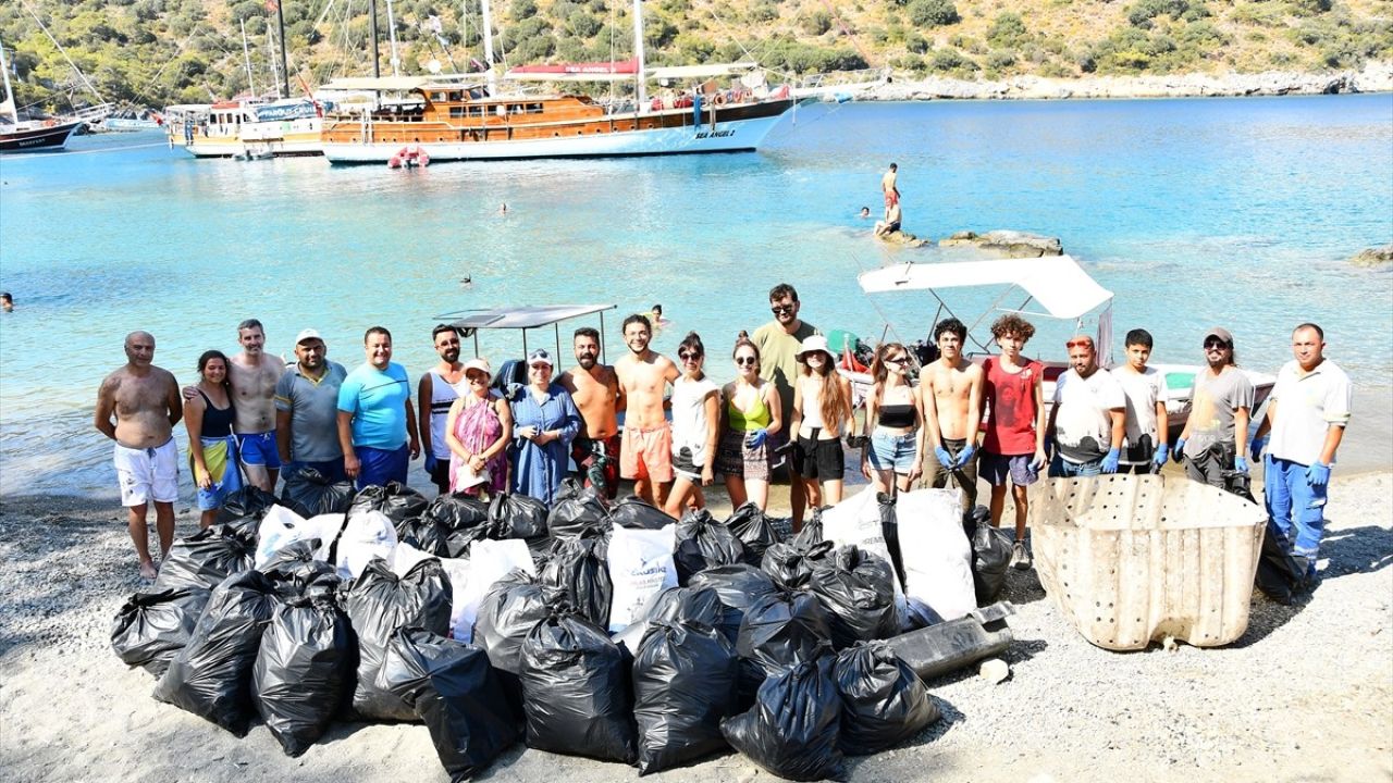 Fethiye'de Deniz Kenarında Çöp Temizliği: 50 Torba Atık Toplandı