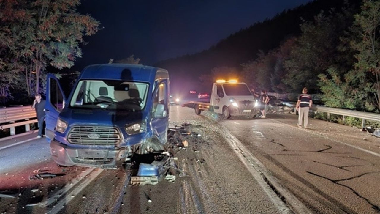 Sinop'ta Otomobil ve Minibüs Çarpıştı: 2 Yaralı