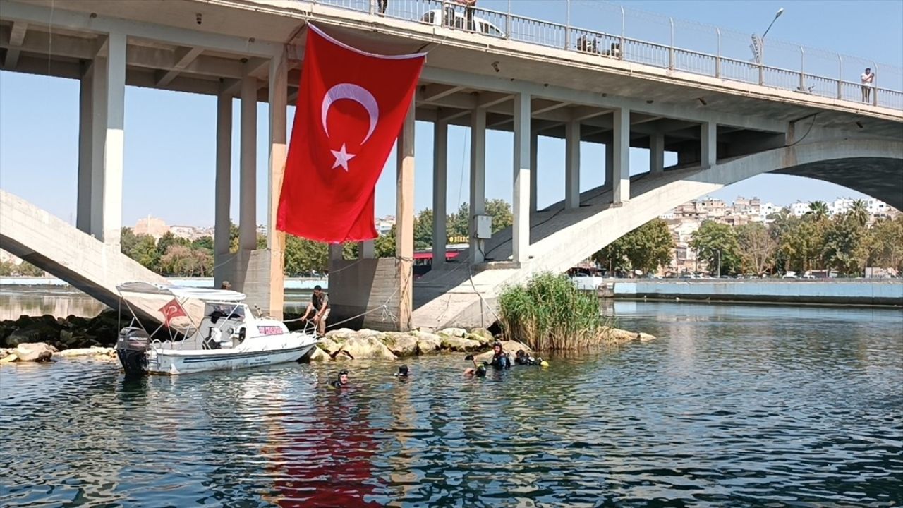 Fırat Nehri'nde Türk Bayraklı 30 Ağustos Zafer Bayramı Kutlaması