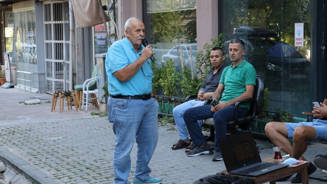 Amasya'nın Gümüşlü Mahallesi'nde Esnafın Güne Müzikle Başlaması