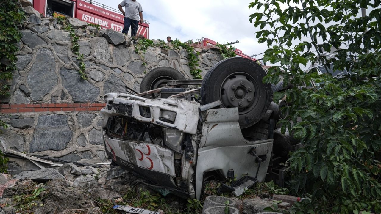 Başakşehir'de Kamyonet Bahçeye Düştü: Sürücü Yaralandı