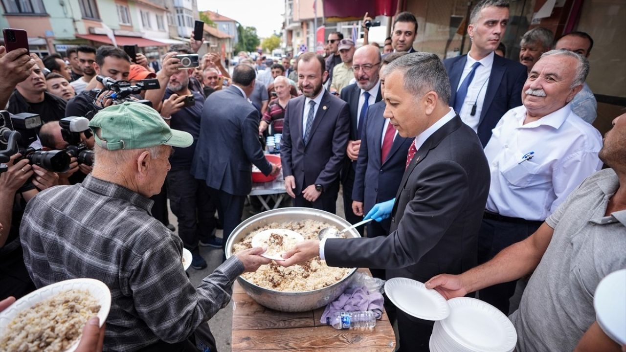 İçişleri Bakanı Yerlikaya Kütahya'da Esnafla Buluştu