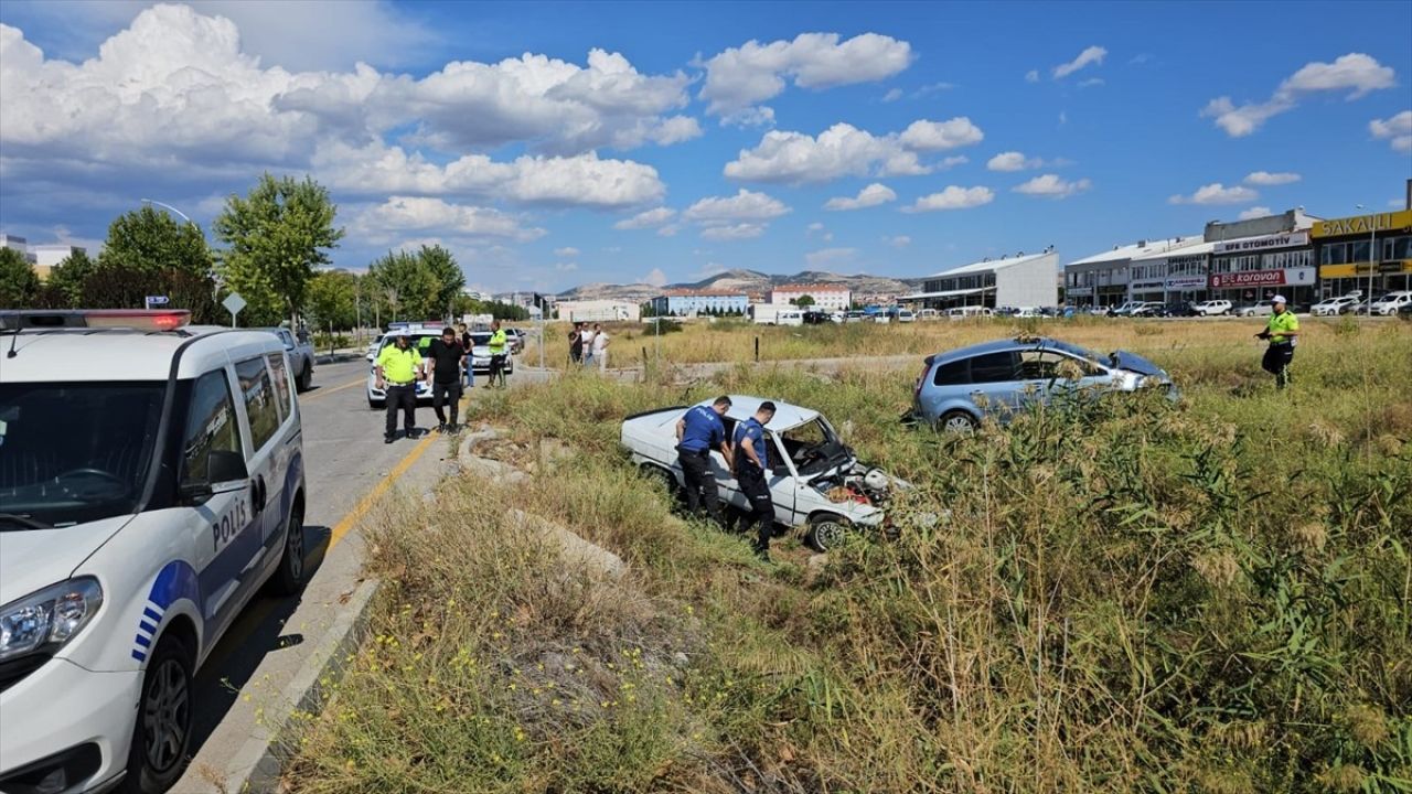 Çorum'daki Trafik Kazasında 4 Kişi Yaralandı