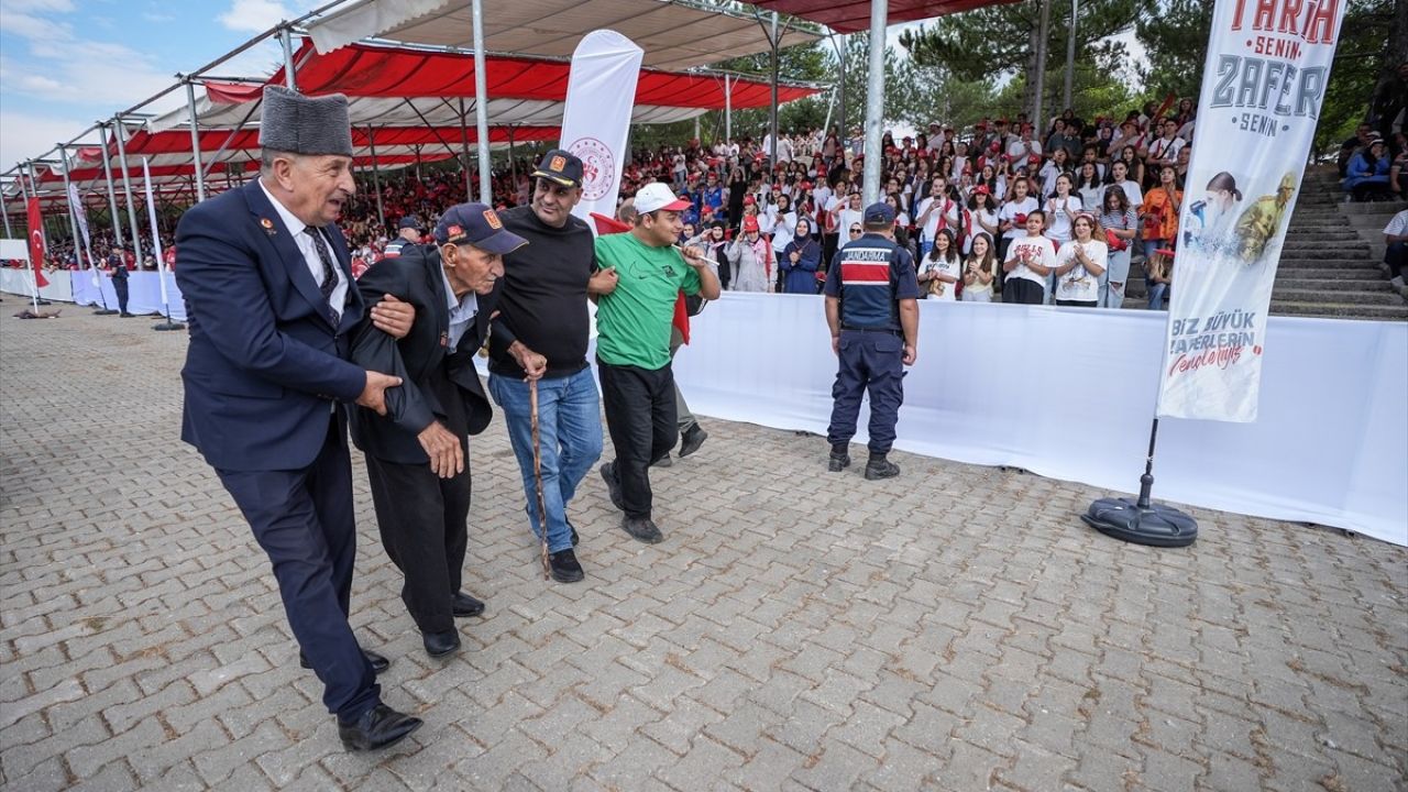 95 Yaşındaki Kore Gazisi, Kütahya'daki Törende Halkı Selamladı