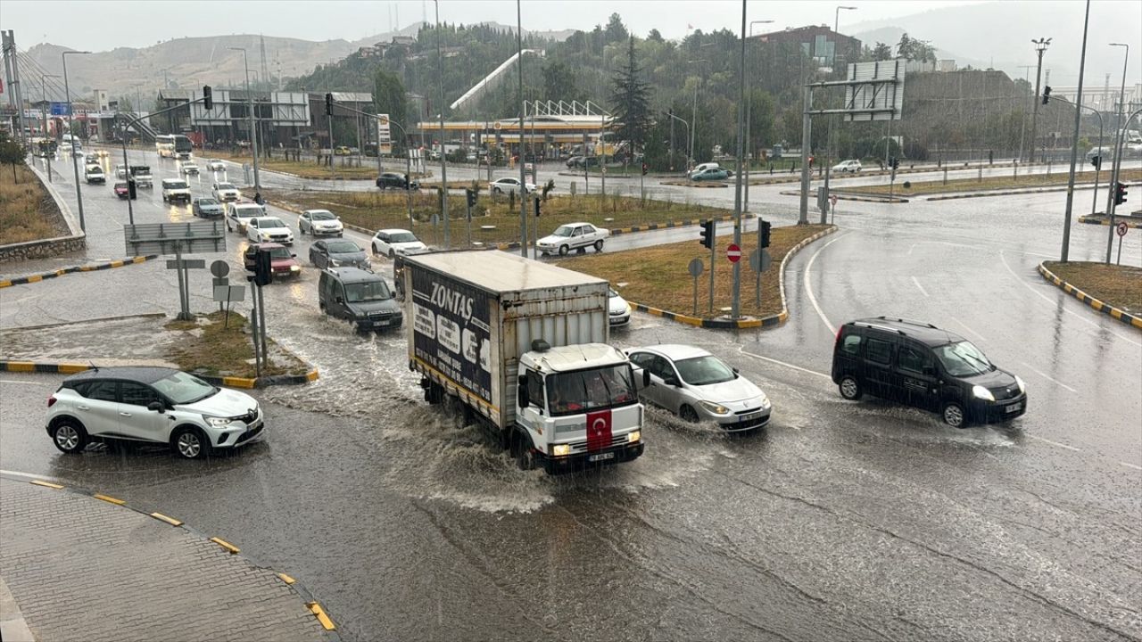 Karabük'te Sağanak Yağış Hayatı Olumsuz Etkiledi