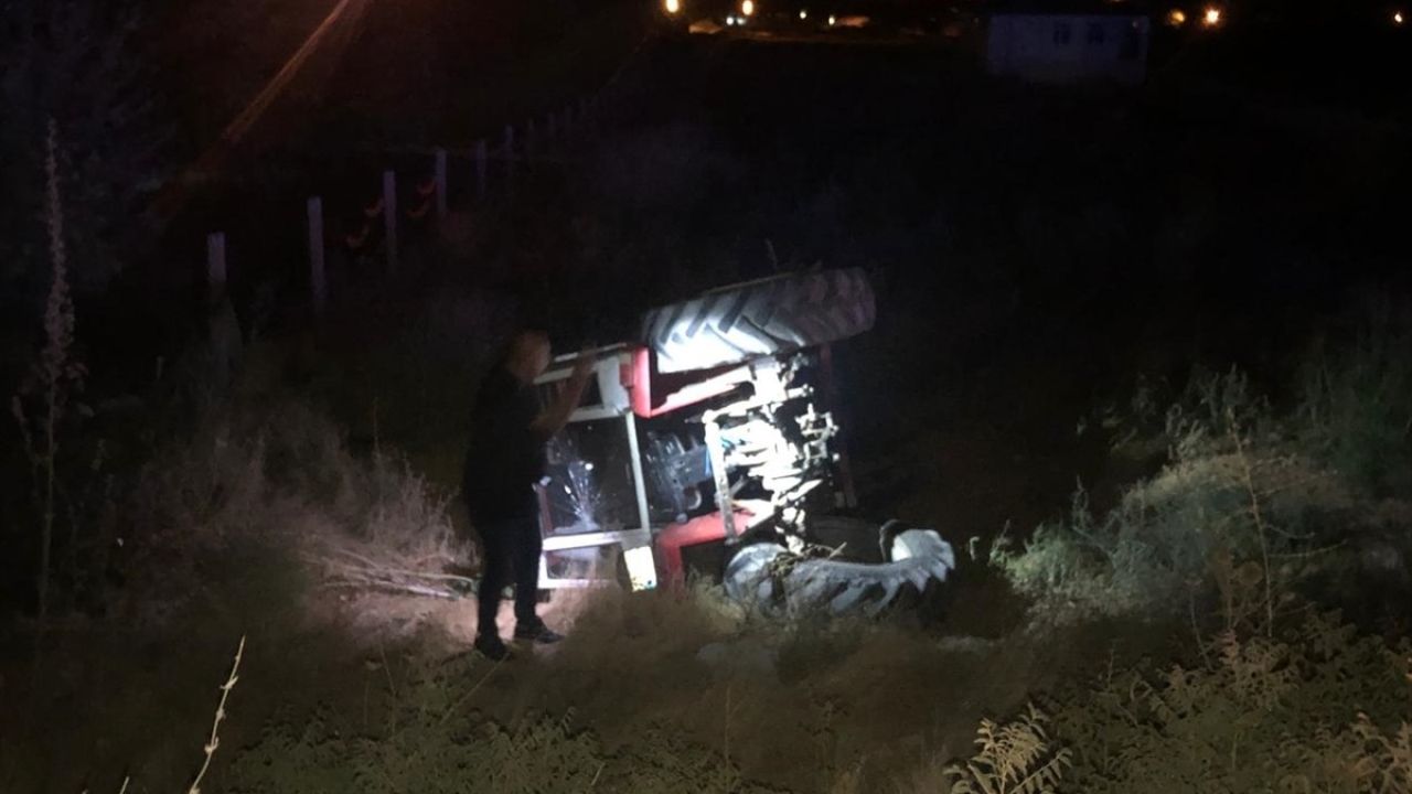 Elazığ'da Otomobilin Traktöre Çarpması Sonucu 5 Kişi Yaralandı