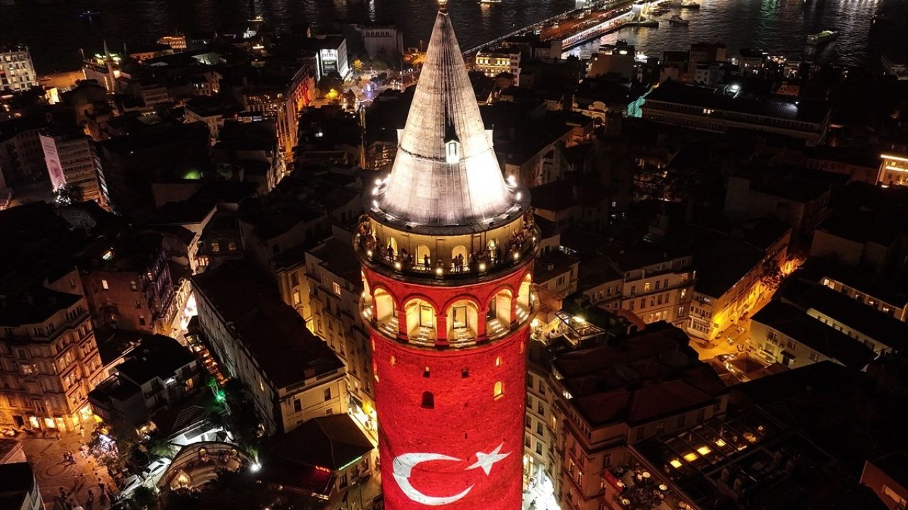 İstanbul'da Zafer Bayramı İçin Tarihi Mekanlar Işıklandırıldı