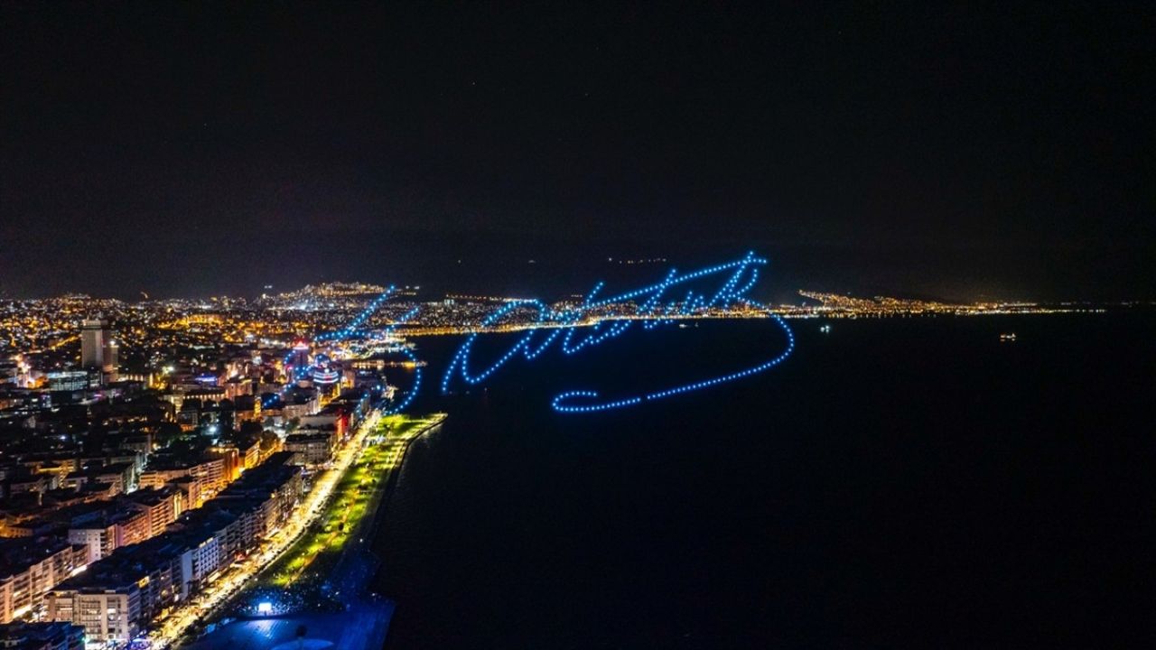 İzmir'de 30 Ağustos Zafer Bayramı İçin Büyüleyici Dron Gösterisi