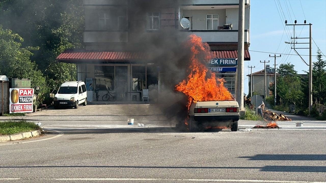 Samsun'da Seyir Halindeyken Yangın Çıkan Otomobil Kül Oldu