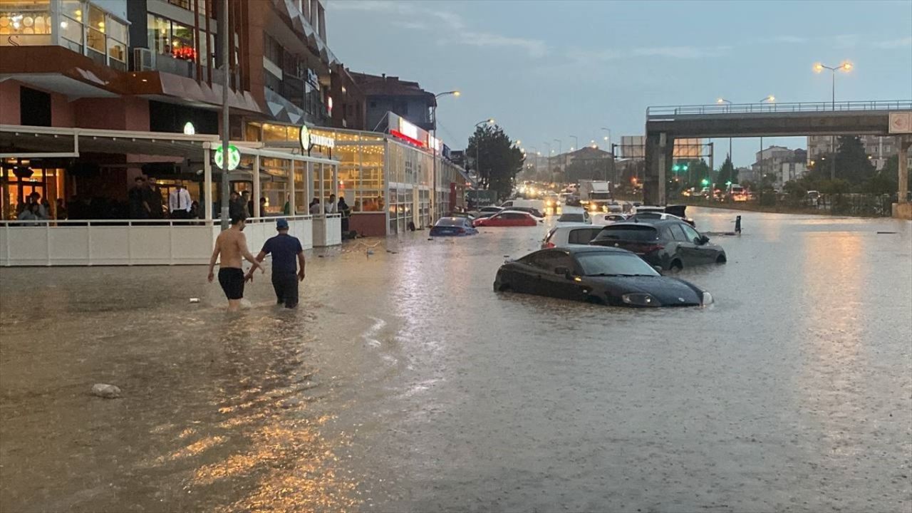 Karabük'te Sağanak Yağış Hayatı Olumsuz Etkiledi