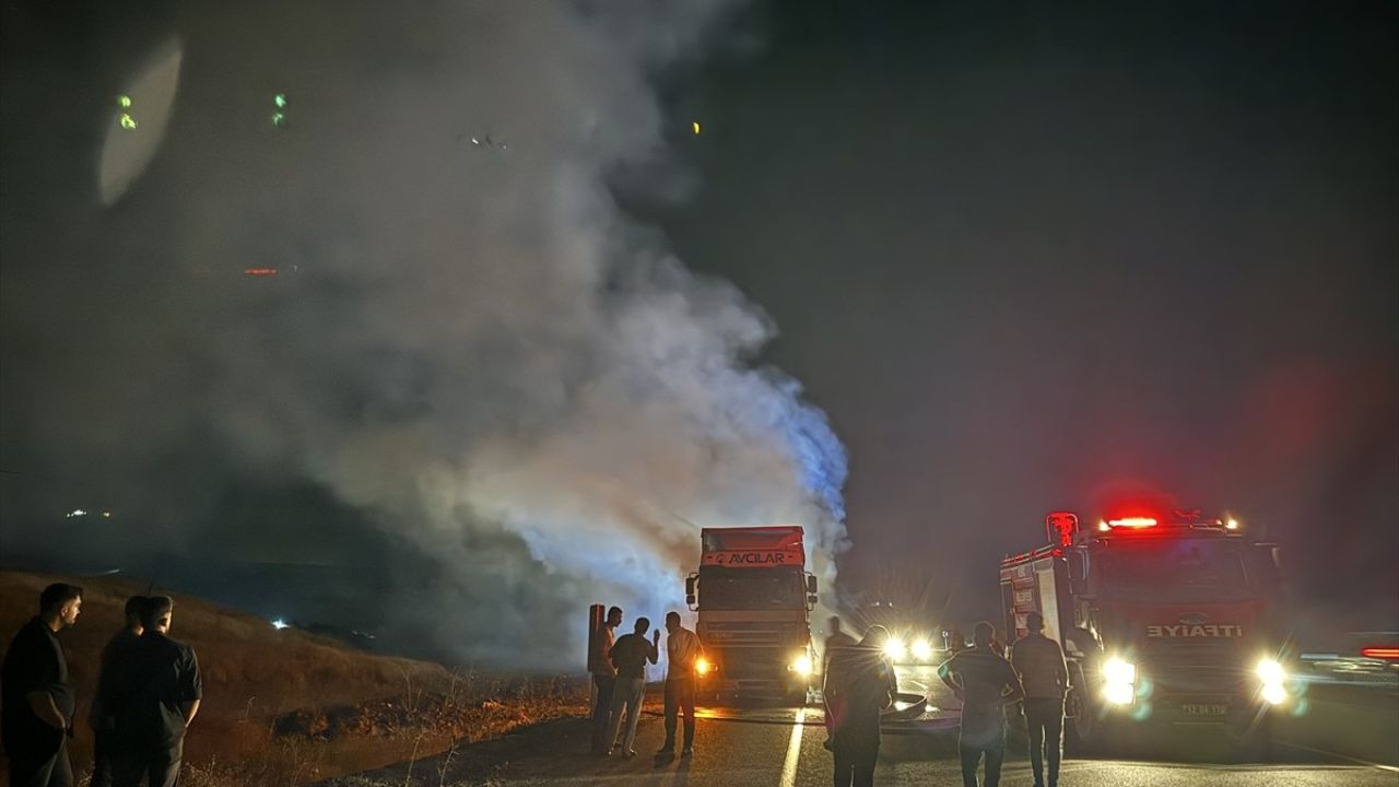 Bingöl'de Seyir Halindeki Tırda Yangın Çıktı