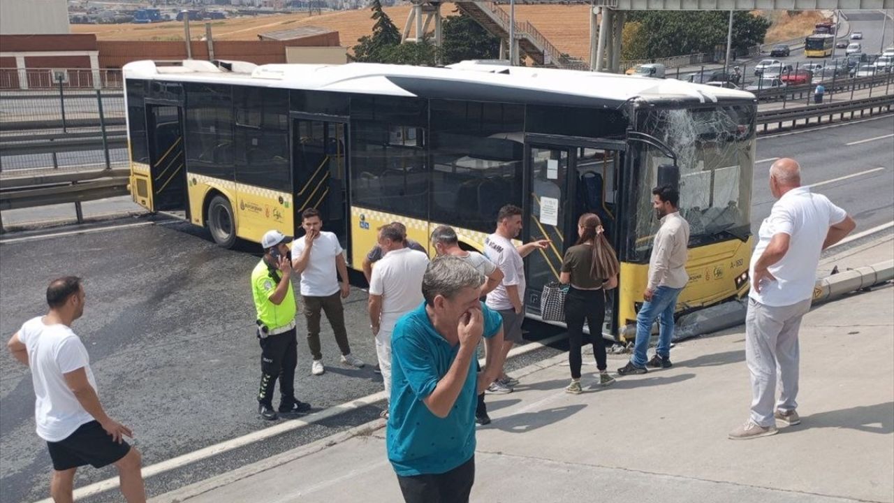 Avcılar'da Yolcu Olmadan Seyreden İETT Otobüsü Kaza Yaptı