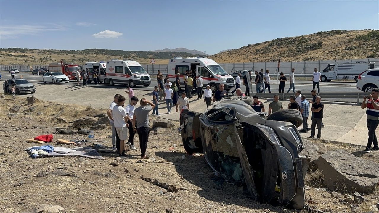 Elazığ'da Otomobil Devrildi: 7 Yaralı