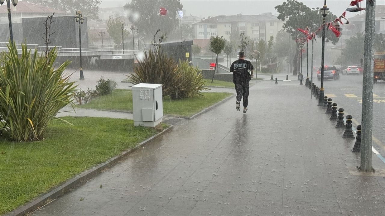 Tekirdağ'da Aniden Başlayan Sağanak Yağış Hayatı Olumsuz Etkiliyor