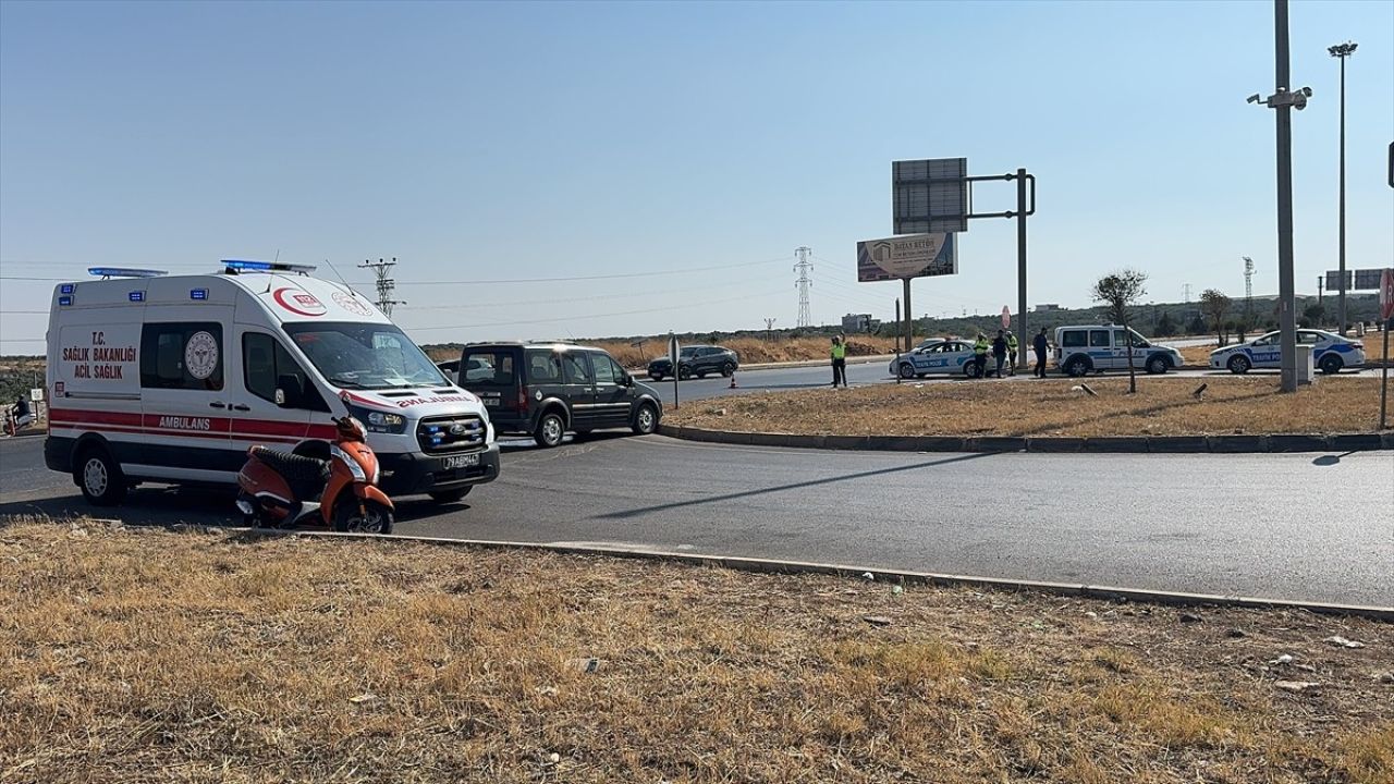 Kilis'te Motosiklet ve Hafif Ticari Araç Çarpıştı: 2 Yaralı