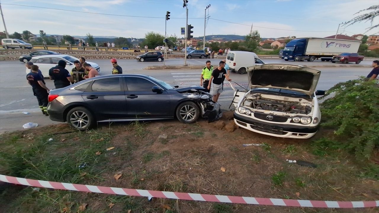 Kocaeli'de Otomobil Kazası: 3 Yaralı