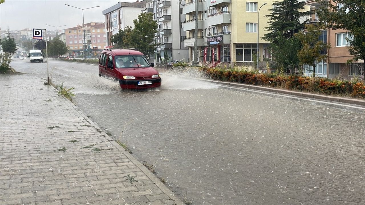 Eskişehir'de Şiddetli Yağış ve Dolu Hayatı Olumsuz Etkiledi