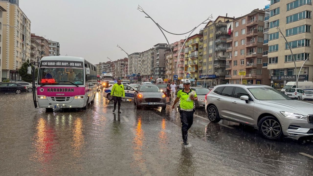 Uşak'ta Sağanak Yağış Hayatı Olumsuz Etkiledi