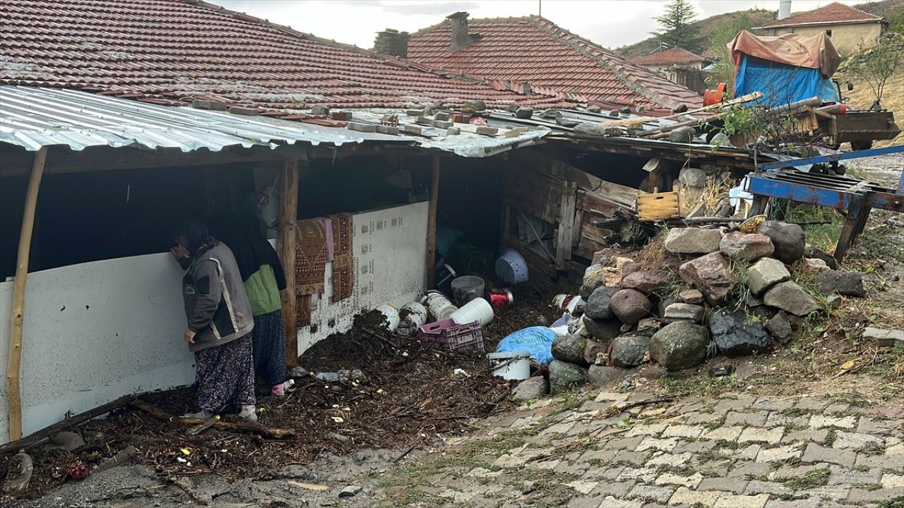 Çubuk'ta Sağanak Yağışlar Sel ve Su Baskınlarına Neden Oldu