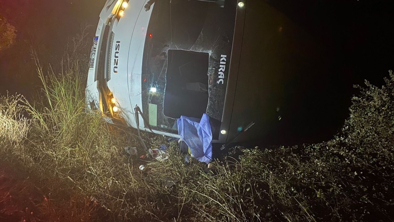 Antalya'da Midibüs Devrildi: Sürücü Hayatını Kaybetti