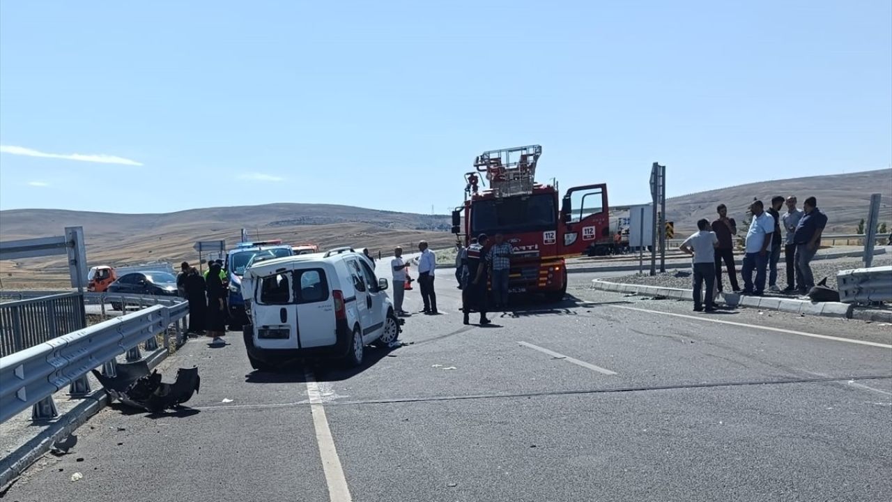 Sivas'ta Zincirleme Trafik Kazası: 9 Yaralı