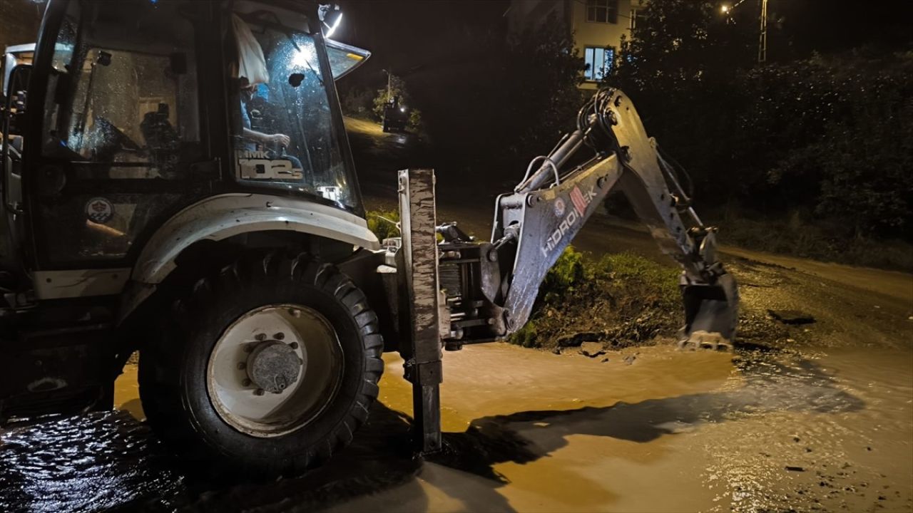 Sürmene'de Şiddetli Yağış Hayatı Olumsuz Etkiledi