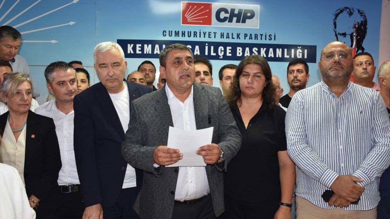 İzmir'de CHP İlçe Başkanı Yılmaz'a Saldırı: Araç Kurşunlandı