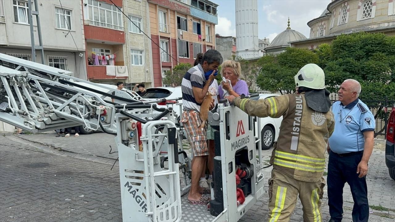 Esenyurt'ta Apartman Yangını: 4 Kişi Dumandan Etkilendi, 3 Kişi Kurtarıldı