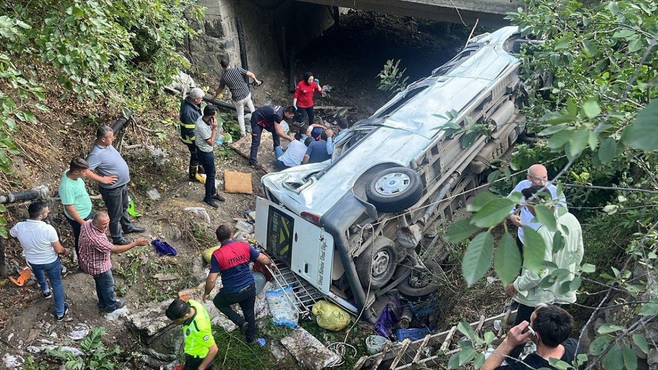 Tokat'ta Fındık İşçilerini Taşıyan Minibüs Devrildi