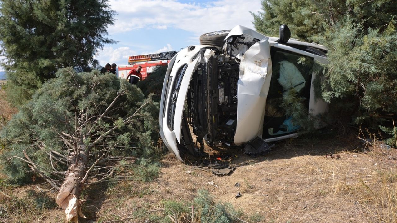 Uşak'ta Trafik Kazası: Anne ve İkiz Bebekler Yaralandı